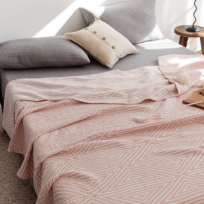 91家纺网 家纺一手货源 找家纺 朴尔家纺-毛巾被 2026春夏新款加厚三层水洗棉全棉纯棉纱布毛巾被夏被夏凉被空调被 等边三角-粉