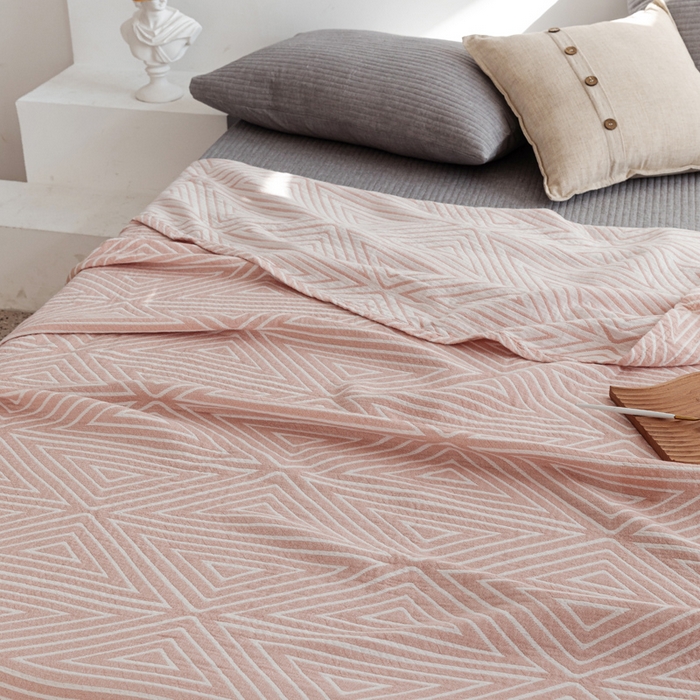 91家纺网 家纺一手货源 找家纺 朴尔家纺-毛巾被 2026春夏新款加厚三层水洗棉全棉纯棉纱布毛巾被夏被夏凉被空调被 等边三角-粉