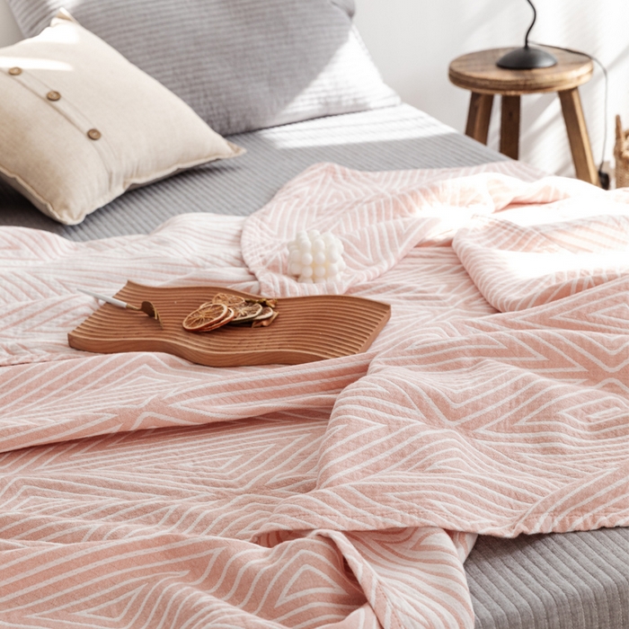 91家纺网 家纺一手货源 找家纺 朴尔家纺-毛巾被 2026春夏新款加厚三层水洗棉全棉纯棉纱布毛巾被夏被夏凉被空调被 等边三角-粉