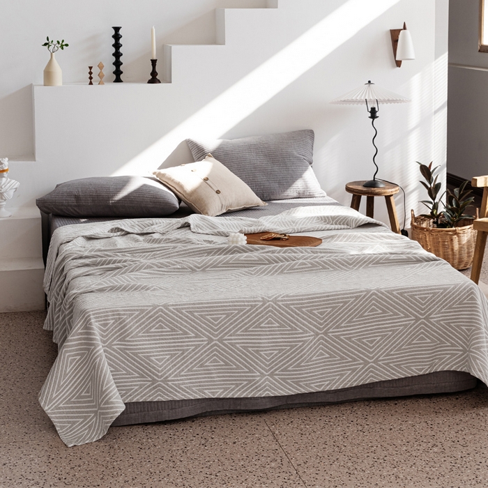 91家纺网 家纺一手货源 找家纺 朴尔家纺-毛巾被 2026春夏新款加厚三层水洗棉全棉纯棉纱布毛巾被夏被夏凉被空调被 等边三角-浅灰