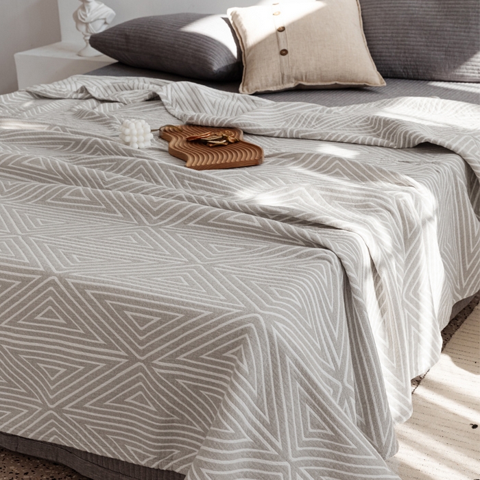 91家纺网 家纺一手货源 找家纺 朴尔家纺-毛巾被 2026春夏新款加厚三层水洗棉全棉纯棉纱布毛巾被夏被夏凉被空调被 等边三角-浅灰