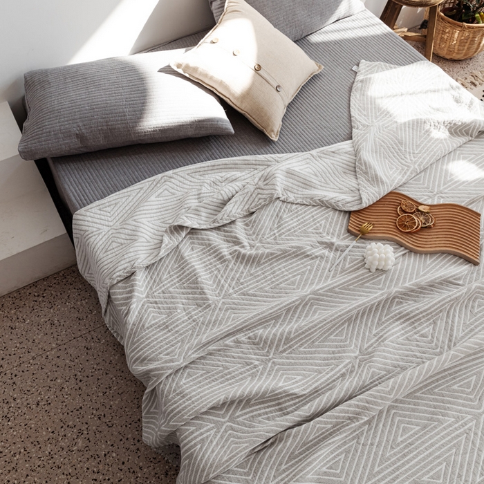 91家纺网 家纺一手货源 找家纺 朴尔家纺-毛巾被 2026春夏新款加厚三层水洗棉全棉纯棉纱布毛巾被夏被夏凉被空调被 等边三角-浅灰