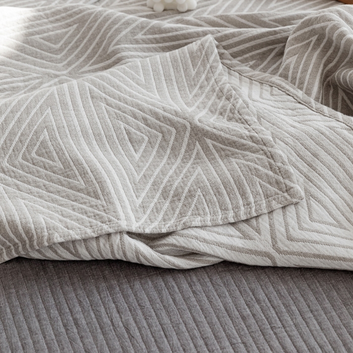 91家纺网 家纺一手货源 找家纺 朴尔家纺-毛巾被 2026春夏新款加厚三层水洗棉全棉纯棉纱布毛巾被夏被夏凉被空调被 等边三角-浅灰