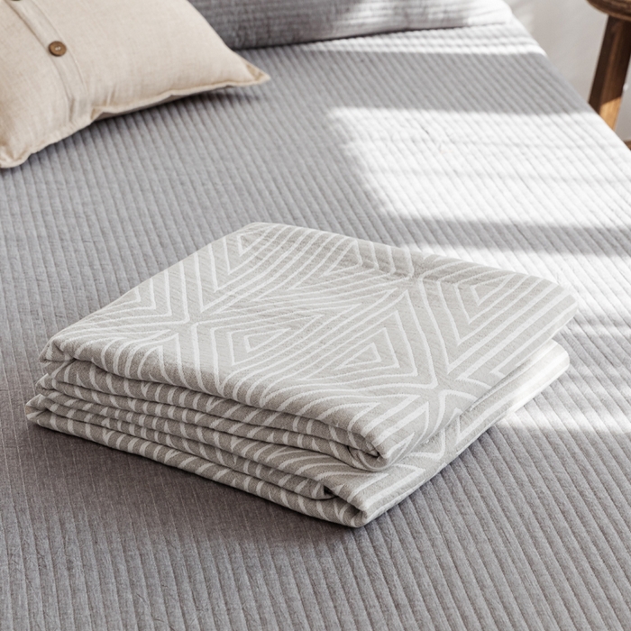 91家纺网 家纺一手货源 找家纺 朴尔家纺-毛巾被 2026春夏新款加厚三层水洗棉全棉纯棉纱布毛巾被夏被夏凉被空调被 等边三角-浅灰