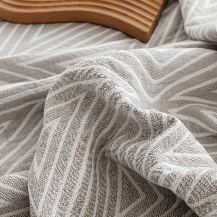 91家纺网 家纺一手货源 找家纺 朴尔家纺-毛巾被 2026春夏新款加厚三层水洗棉全棉纯棉纱布毛巾被夏被夏凉被空调被 等边三角-浅灰