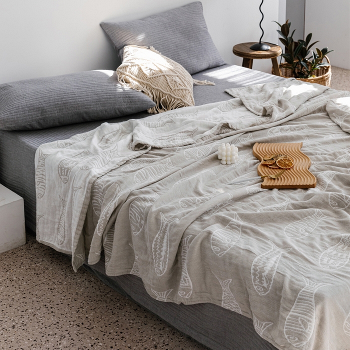 91家纺网 家纺一手货源 找家纺 朴尔家纺-毛巾被 2026春夏新款加厚三层水洗棉全棉纯棉纱布毛巾被夏被夏凉被空调被 复古鱼-灰