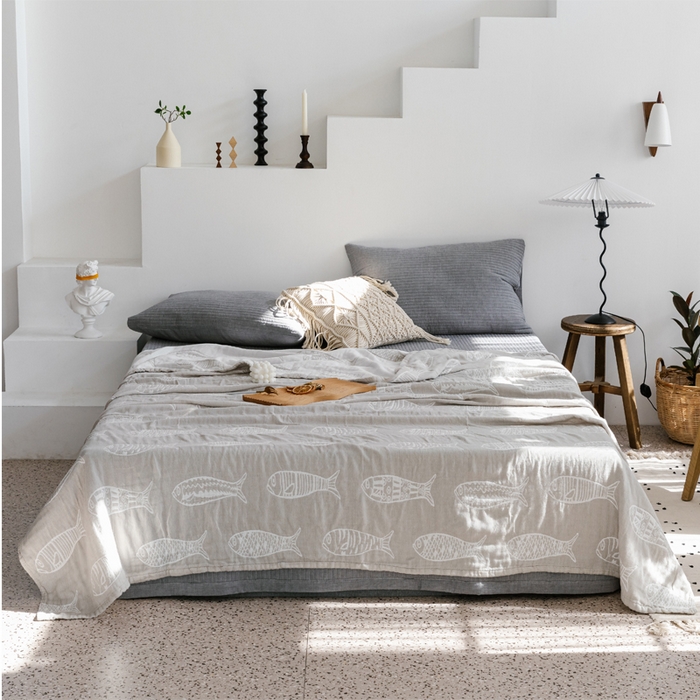 91家纺网 家纺一手货源 找家纺 朴尔家纺-毛巾被 2026春夏新款加厚三层水洗棉全棉纯棉纱布毛巾被夏被夏凉被空调被 复古鱼-灰