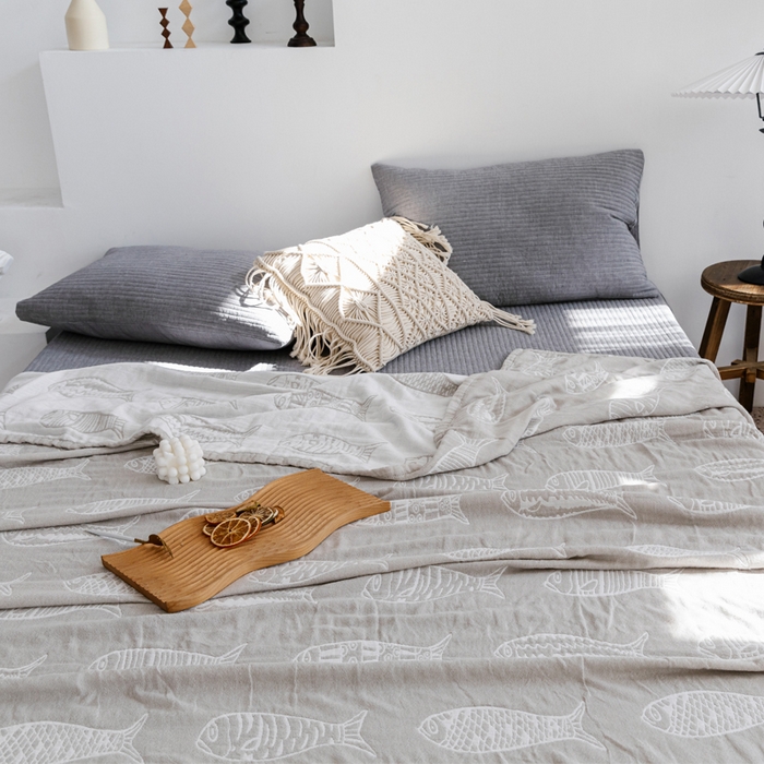 91家纺网 家纺一手货源 找家纺 朴尔家纺-毛巾被 2026春夏新款加厚三层水洗棉全棉纯棉纱布毛巾被夏被夏凉被空调被 复古鱼-灰