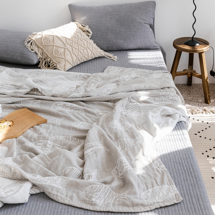 91家纺网 家纺一手货源 找家纺 朴尔家纺-毛巾被 2026春夏新款加厚三层水洗棉全棉纯棉纱布毛巾被夏被夏凉被空调被 复古鱼-灰