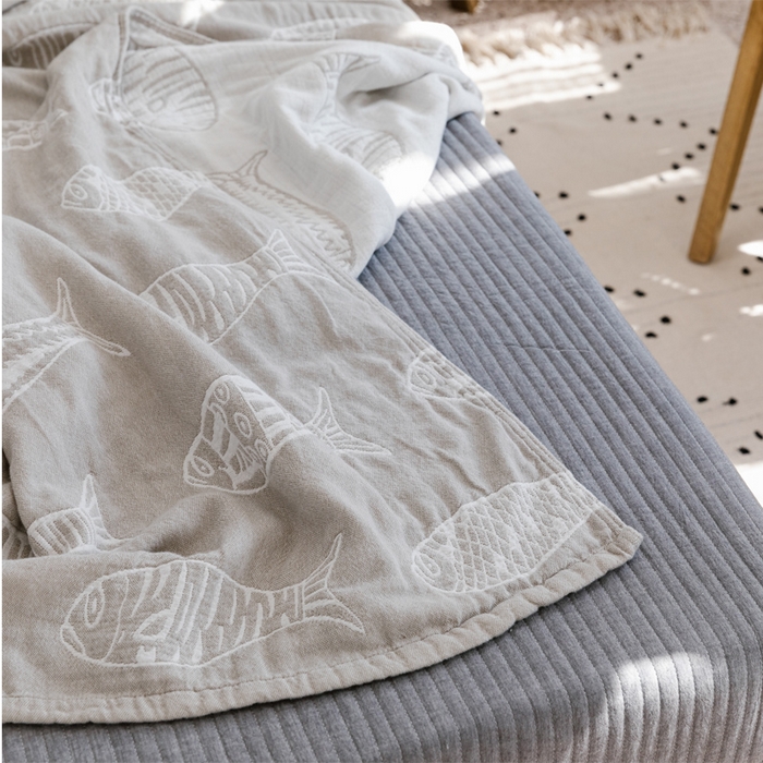 91家纺网 家纺一手货源 找家纺 朴尔家纺-毛巾被 2026春夏新款加厚三层水洗棉全棉纯棉纱布毛巾被夏被夏凉被空调被 复古鱼-灰