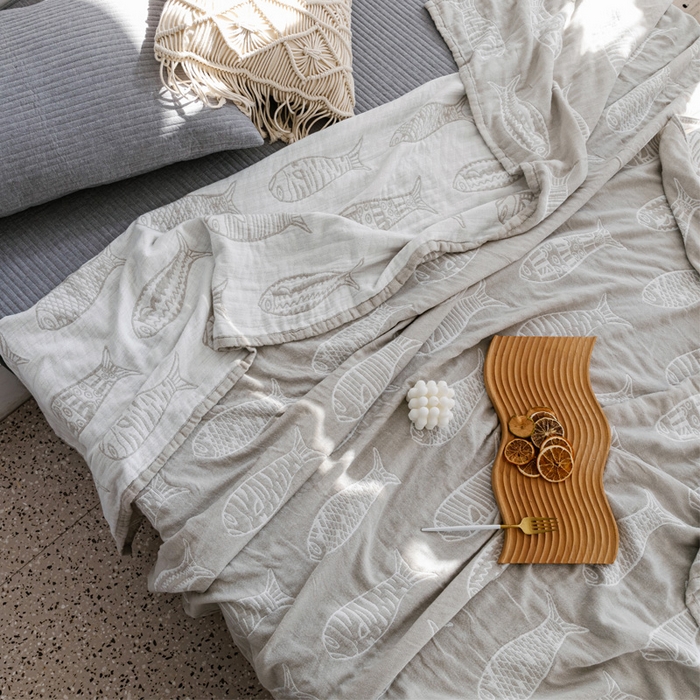 91家纺网 家纺一手货源 找家纺 朴尔家纺-毛巾被 2026春夏新款加厚三层水洗棉全棉纯棉纱布毛巾被夏被夏凉被空调被 复古鱼-灰