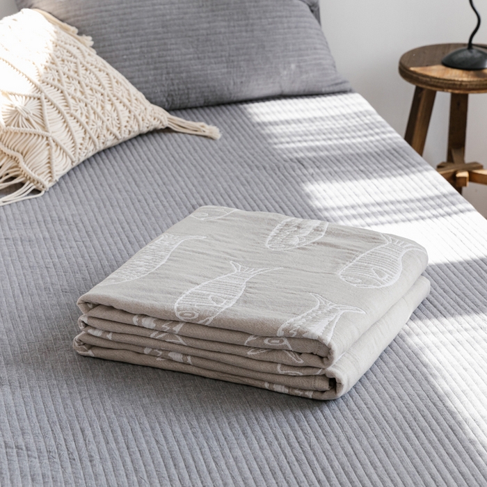 91家纺网 家纺一手货源 找家纺 朴尔家纺-毛巾被 2026春夏新款加厚三层水洗棉全棉纯棉纱布毛巾被夏被夏凉被空调被 复古鱼-灰
