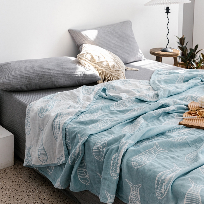 91家纺网 家纺一手货源 找家纺 朴尔家纺-毛巾被 2026春夏新款加厚三层水洗棉全棉纯棉纱布毛巾被夏被夏凉被空调被 复古鱼-兰