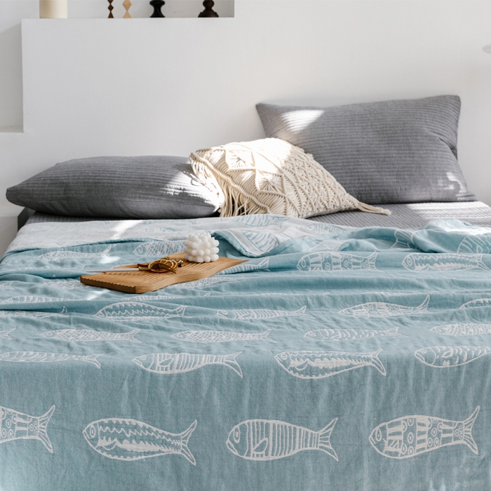 91家纺网 家纺一手货源 找家纺 朴尔家纺-毛巾被 2026春夏新款加厚三层水洗棉全棉纯棉纱布毛巾被夏被夏凉被空调被 复古鱼-兰