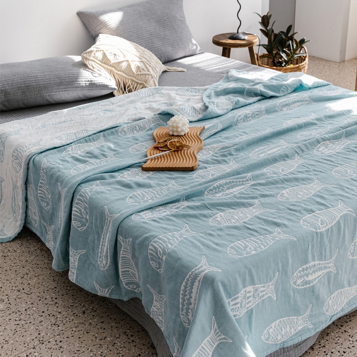 91家纺网 家纺一手货源 找家纺 朴尔家纺-毛巾被 2026春夏新款加厚三层水洗棉全棉纯棉纱布毛巾被夏被夏凉被空调被 复古鱼-兰