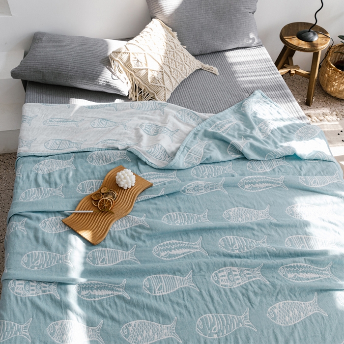 91家纺网 家纺一手货源 找家纺 朴尔家纺-毛巾被 2026春夏新款加厚三层水洗棉全棉纯棉纱布毛巾被夏被夏凉被空调被 复古鱼-兰