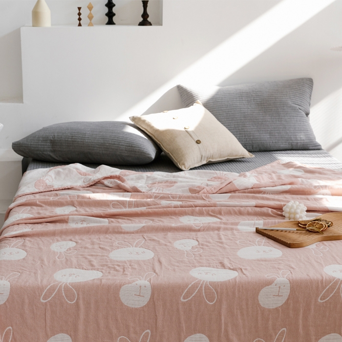 91家纺网 家纺一手货源 找家纺 朴尔家纺-毛巾被 2026春夏新款加厚三层水洗棉全棉纯棉纱布毛巾被夏被夏凉被空调被 灵动兔-粉