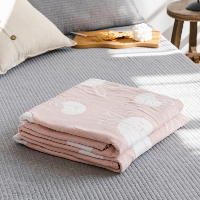 91家纺网 家纺一手货源 找家纺 朴尔家纺-毛巾被 2026春夏新款加厚三层水洗棉全棉纯棉纱布毛巾被夏被夏凉被空调被 灵动兔-粉