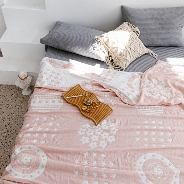 91家纺网 家纺一手货源 找家纺 朴尔家纺-毛巾被 2026春夏新款加厚三层水洗棉全棉纯棉纱布毛巾被夏被夏凉被空调被 星星点点-粉