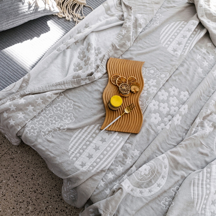 91家纺网 家纺一手货源 找家纺 朴尔家纺-毛巾被 2026春夏新款加厚三层水洗棉全棉纯棉纱布毛巾被夏被夏凉被空调被 星星点点-浅灰