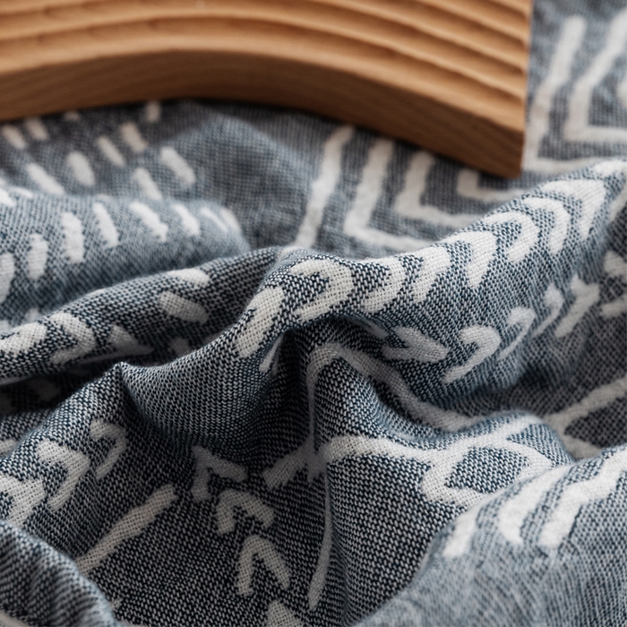 91家纺网 家纺一手货源 找家纺 朴尔家纺-毛巾被 2026春夏新款加厚三层水洗棉全棉纯棉纱布毛巾被夏被夏凉被空调被 印第安图腾-灰
