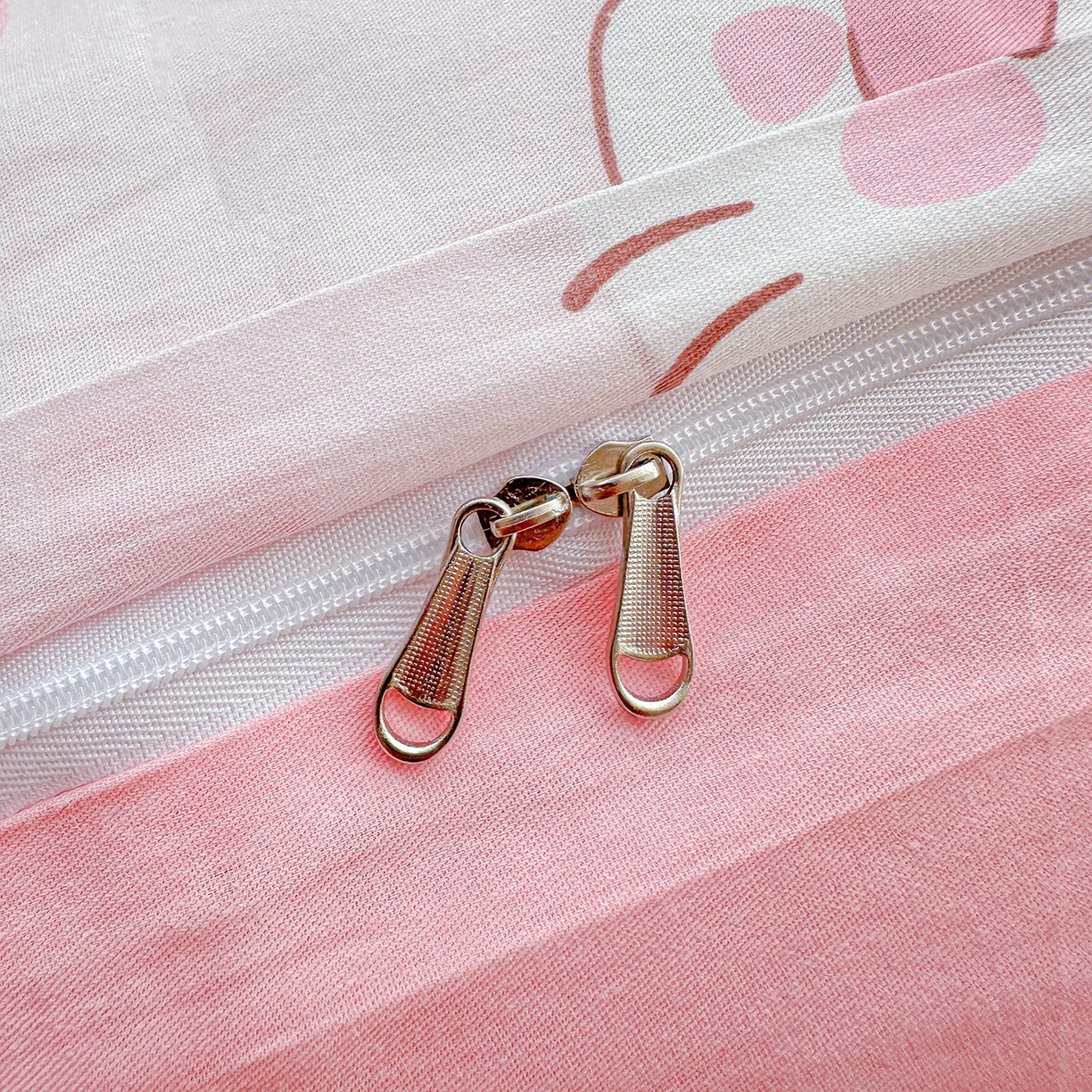 91家纺网 家纺一手货源 找家纺 恩泽家纺 2026春夏新款全棉12868印花四件套单品系列-单被套-提供买家秀，预留缩水率 时尚猫咪粉