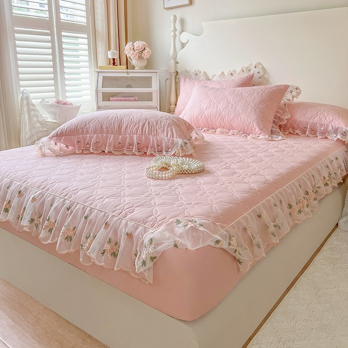 91家纺网 家纺一手货源 找家纺 网红馆（ck家纺） 2026新款全棉蕾丝花边床裙款床笠晨暮花间系列 粉色