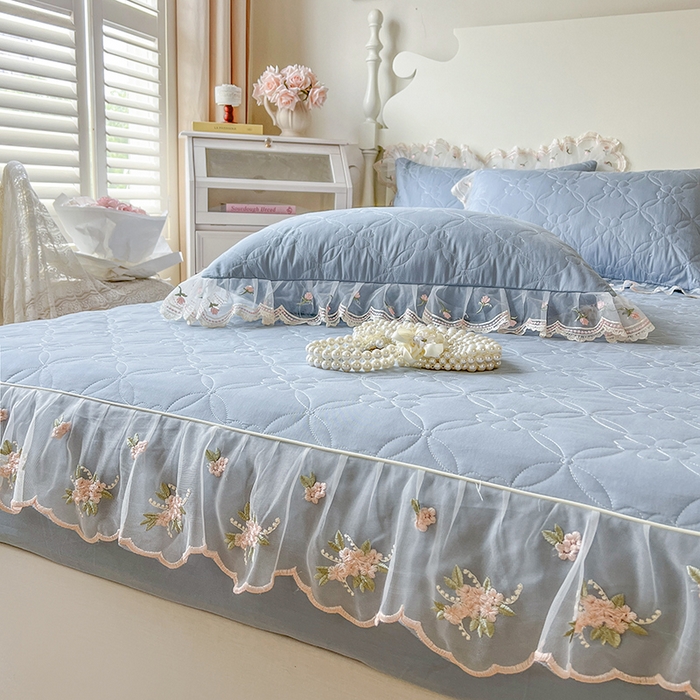 91家纺网 家纺一手货源 找家纺 网红馆（ck家纺） 2026新款全棉蕾丝花边床裙款床笠晨暮花间系列 雾蓝