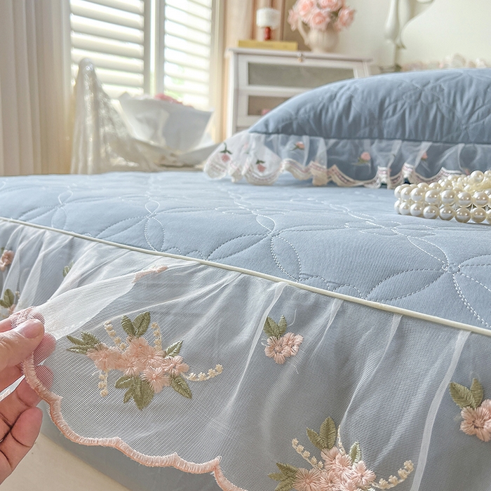 91家纺网 家纺一手货源 找家纺 网红馆（ck家纺） 2026新款全棉蕾丝花边床裙款床笠晨暮花间系列 雾蓝