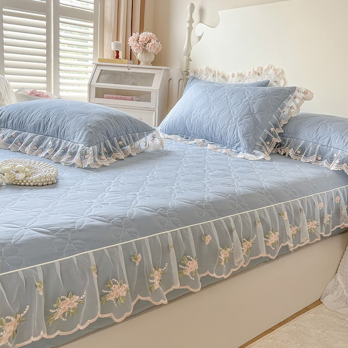 91家纺网 家纺一手货源 找家纺 网红馆（ck家纺） 2026新款全棉蕾丝花边床裙款床笠晨暮花间系列 雾蓝