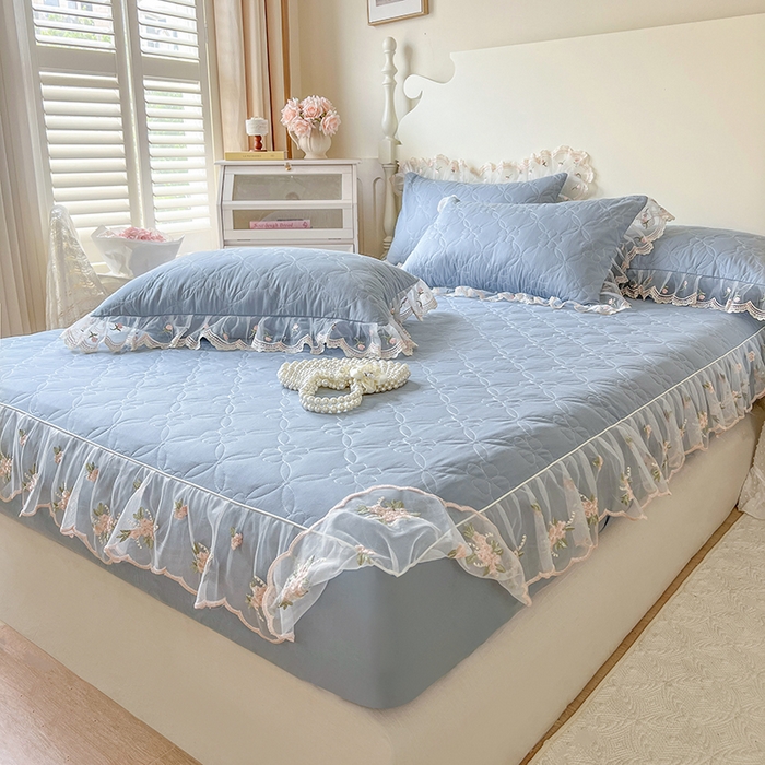 91家纺网 家纺一手货源 找家纺 网红馆（ck家纺） 2026新款全棉蕾丝花边床裙款床笠晨暮花间系列 雾蓝