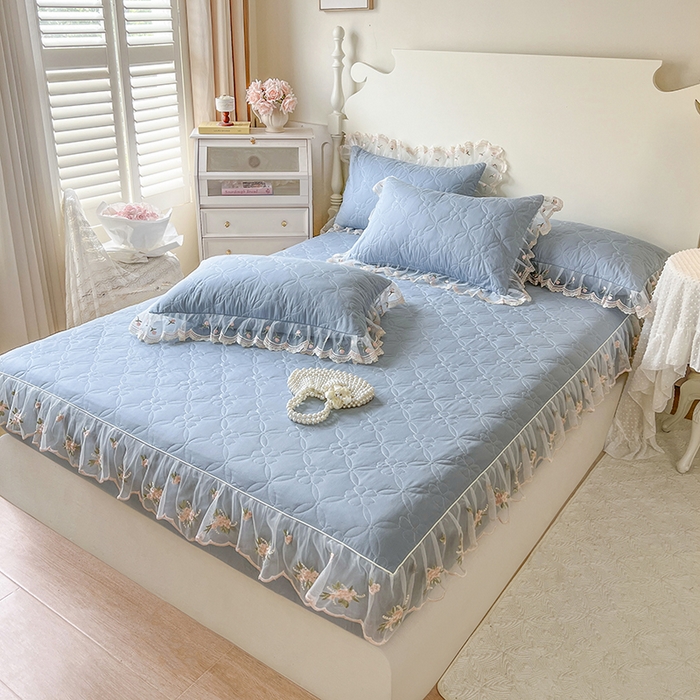 91家纺网 家纺一手货源 找家纺 网红馆（ck家纺） 2026新款全棉蕾丝花边床裙款床笠晨暮花间系列 雾蓝