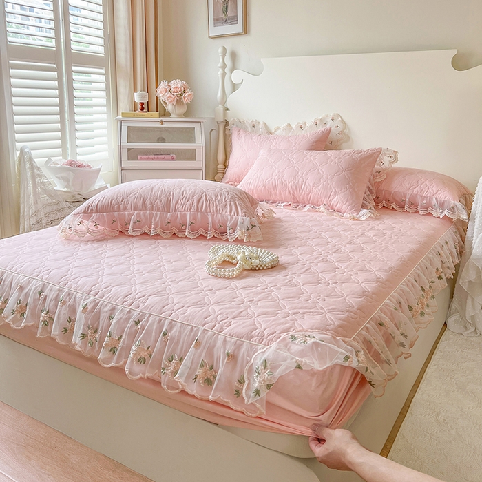 91家纺网 家纺一手货源 找家纺 网红馆（ck家纺） 2026新款全棉蕾丝花边床裙款床笠晨暮花间系列 粉色