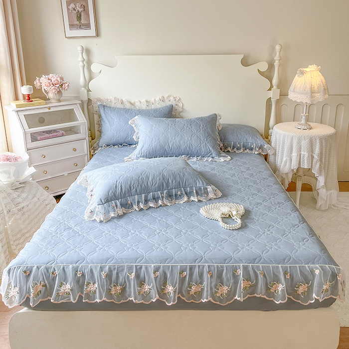 91家纺网 家纺一手货源 找家纺 网红馆（ck家纺） 2026新款全棉蕾丝花边床裙款床笠晨暮花间系列 雾蓝