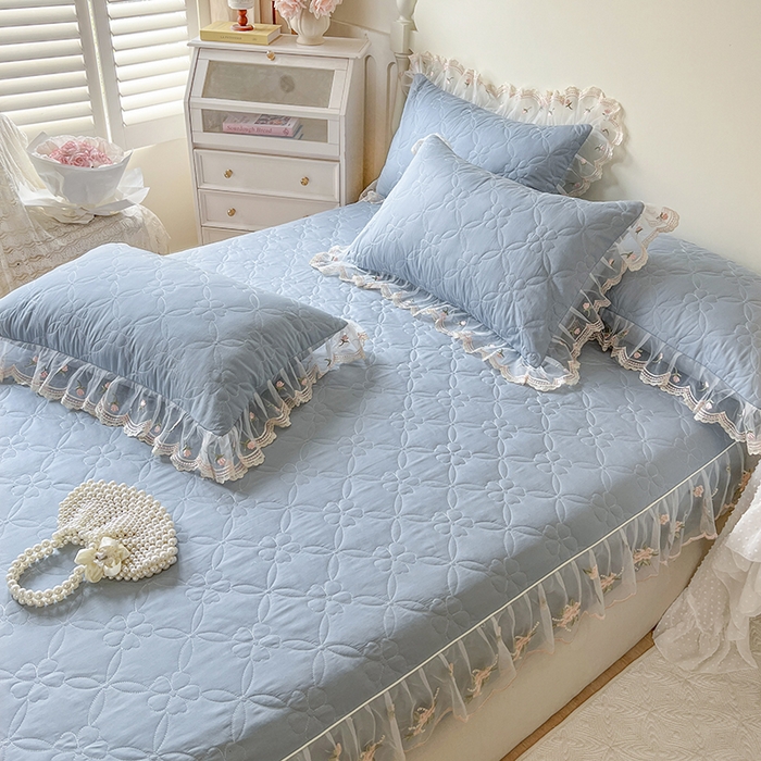 91家纺网 家纺一手货源 找家纺 网红馆（ck家纺） 2026新款全棉蕾丝花边床裙款床笠晨暮花间系列 雾蓝