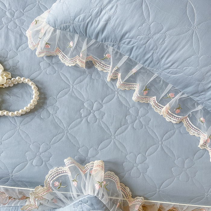 91家纺网 家纺一手货源 找家纺 网红馆（ck家纺） 2026新款全棉蕾丝花边床裙款床笠晨暮花间系列 雾蓝