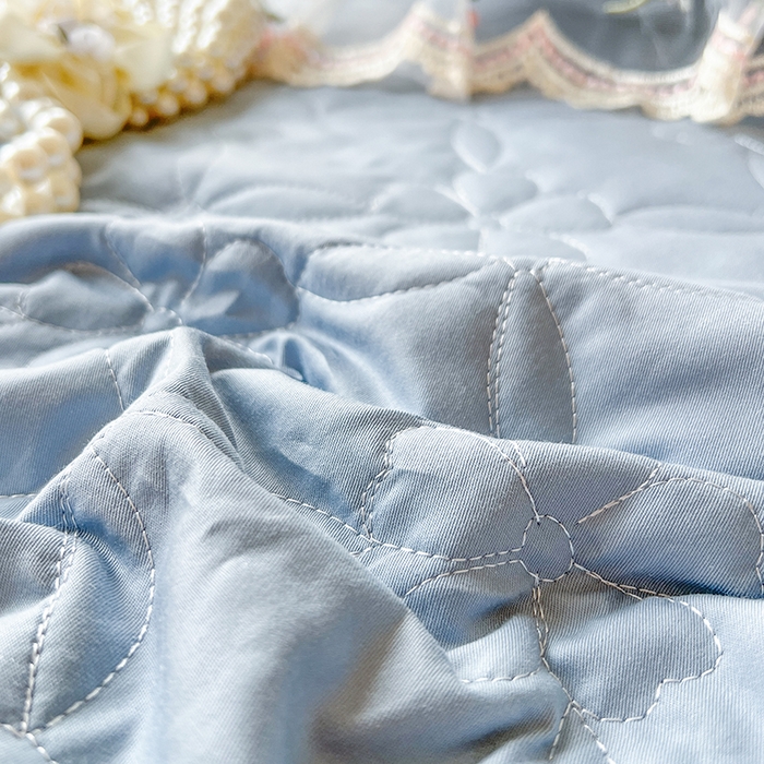 91家纺网 家纺一手货源 找家纺 网红馆（ck家纺） 2026新款全棉蕾丝花边床裙款床笠晨暮花间系列 雾蓝