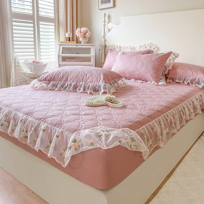 91家纺网 家纺一手货源 找家纺 网红馆（ck家纺） 2026新款全棉蕾丝花边床裙款床笠晨暮花间系列 绯红