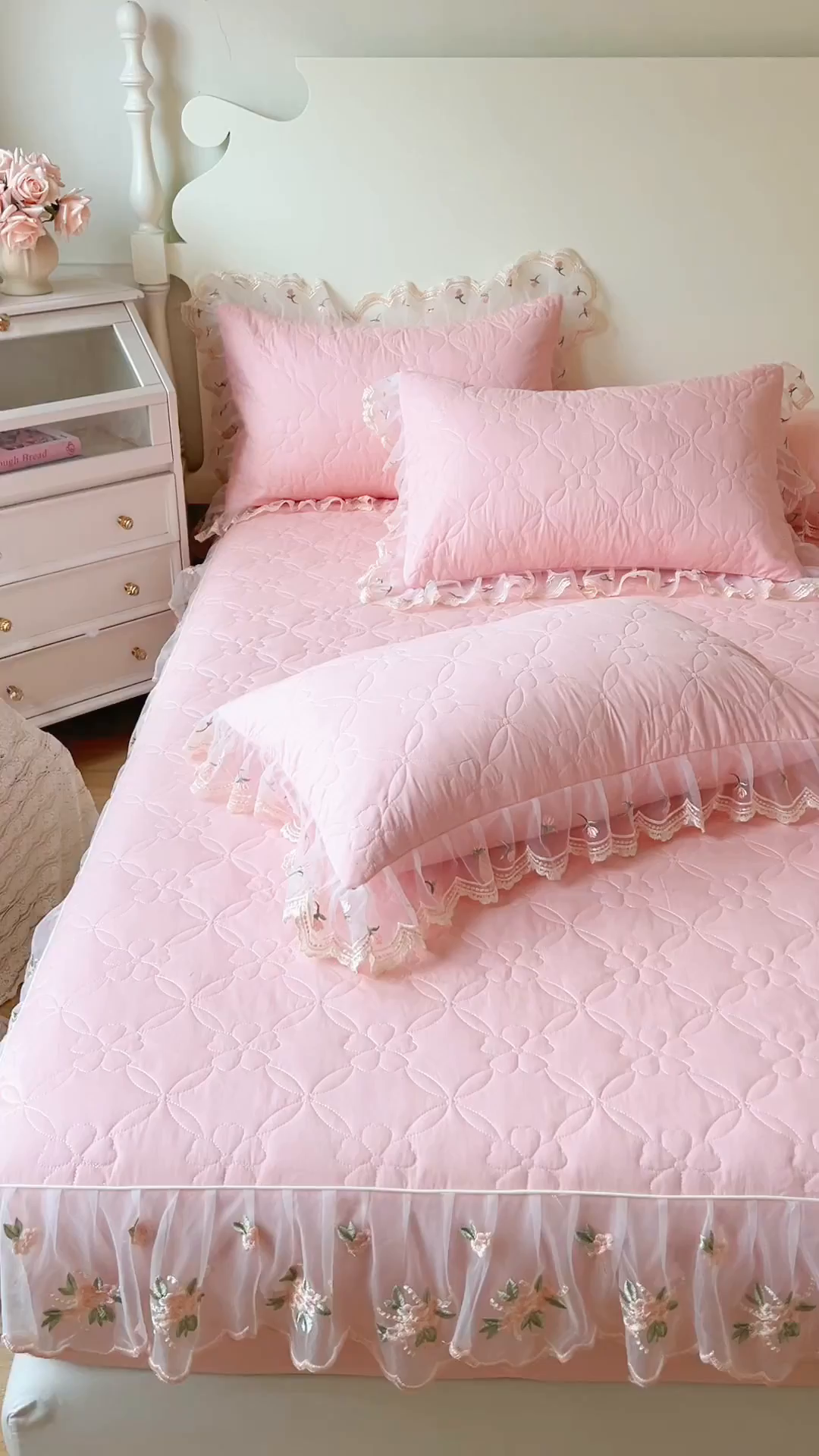 91家纺网 家纺一手货源 找家纺 网红馆（ck家纺） 2026新款全棉蕾丝花边床裙款床笠晨暮花间系列 粉色