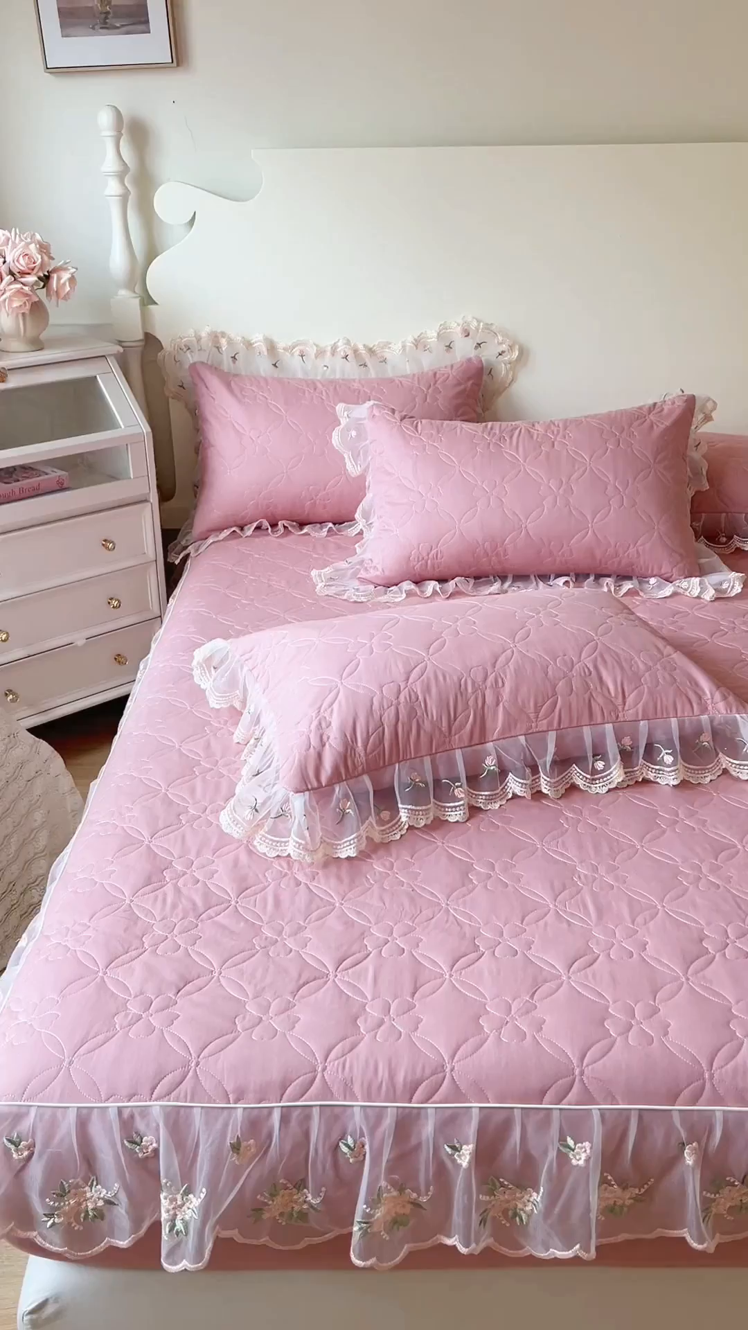 91家纺网 家纺一手货源 找家纺 网红馆（ck家纺） 2026新款全棉蕾丝花边床裙款床笠晨暮花间系列 绯红