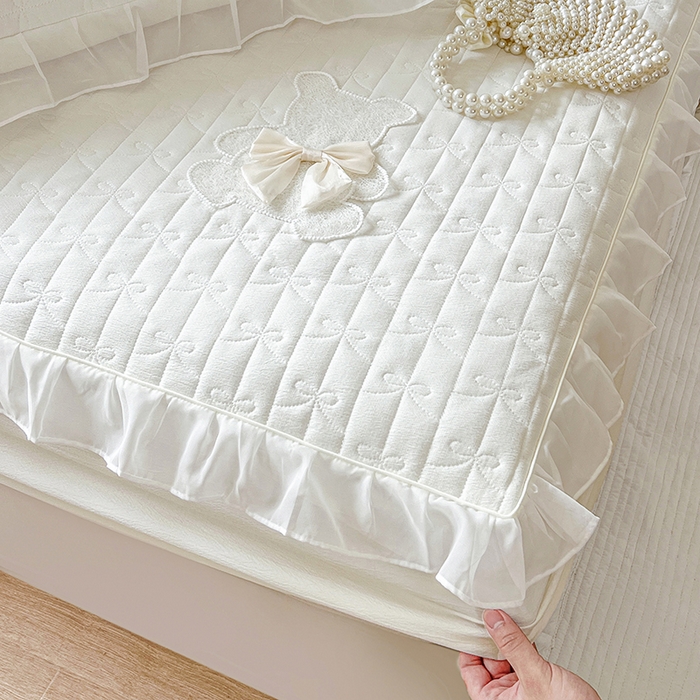 91家纺网 家纺一手货源 找家纺 网红馆（ck家纺） 2026新款优舒棉花边床裙床笠--蜜糖熊 蜜糖熊-白