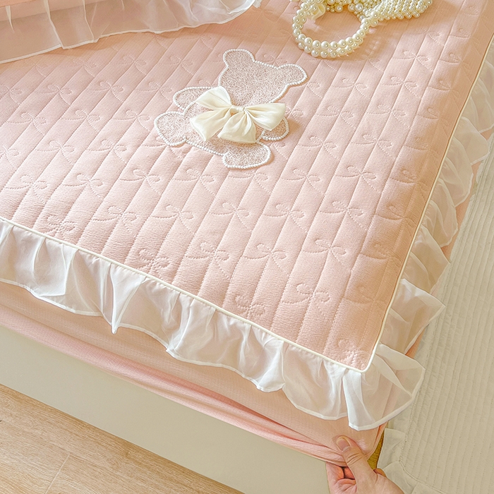 91家纺网 家纺一手货源 找家纺 网红馆（ck家纺） 2026新款优舒棉花边床裙床笠--蜜糖熊 蜜糖熊-粉