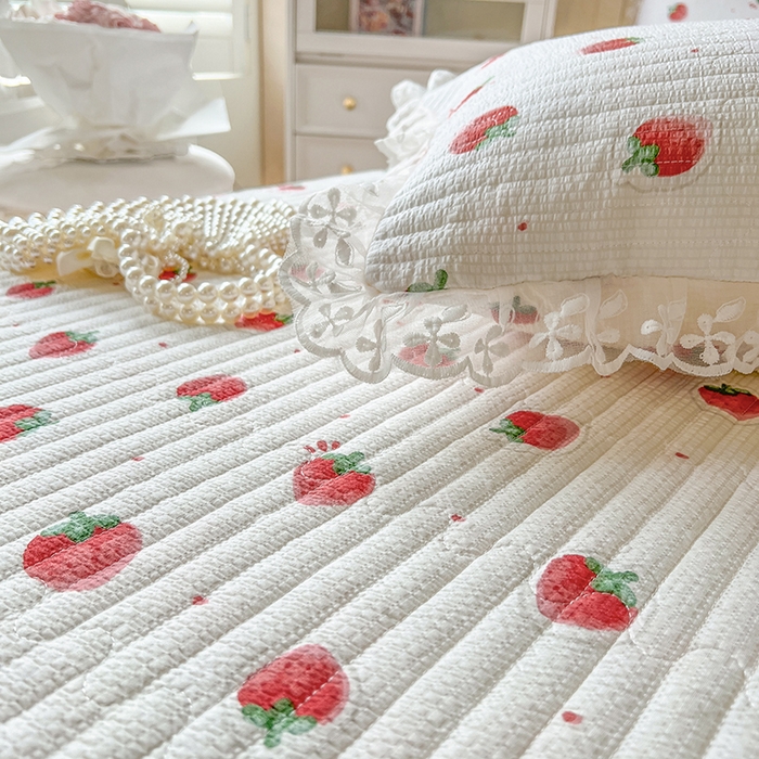 91家纺网 家纺一手货源 找家纺 网红馆（ck家纺） 2026新款泡泡棉印花床笠三件套 甜心草莓