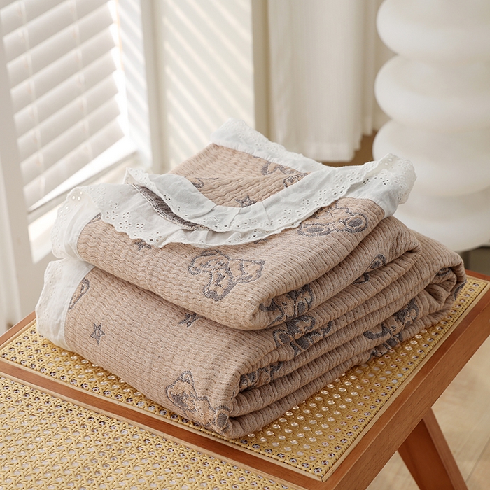 91家纺网 家纺一手货源 找家纺 朴尔家纺-毛巾被 2026春夏新款韩式花边纯棉竹纤维加大成人纱布毛巾被夏被夏凉被空调被 玩具熊-咖毛巾被