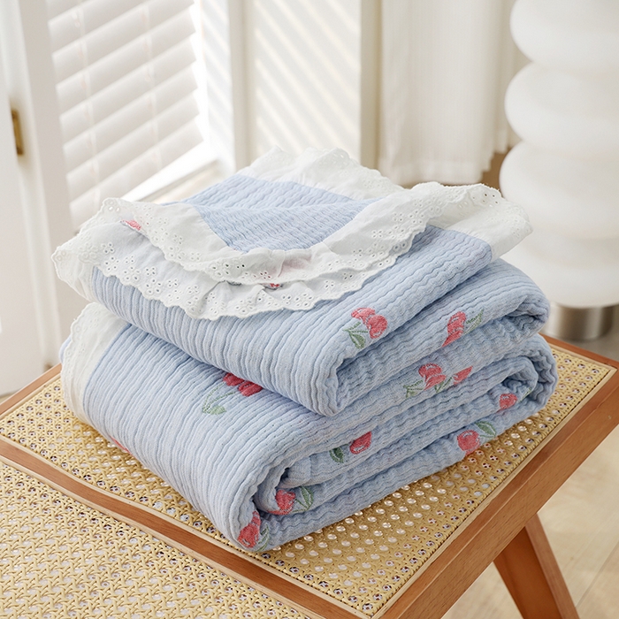 91家纺网 家纺一手货源 找家纺 朴尔家纺-毛巾被 2026春夏新款韩式花边纯棉竹纤维加大成人纱布毛巾被夏被夏凉被空调被 樱桃日记-蓝毛巾被