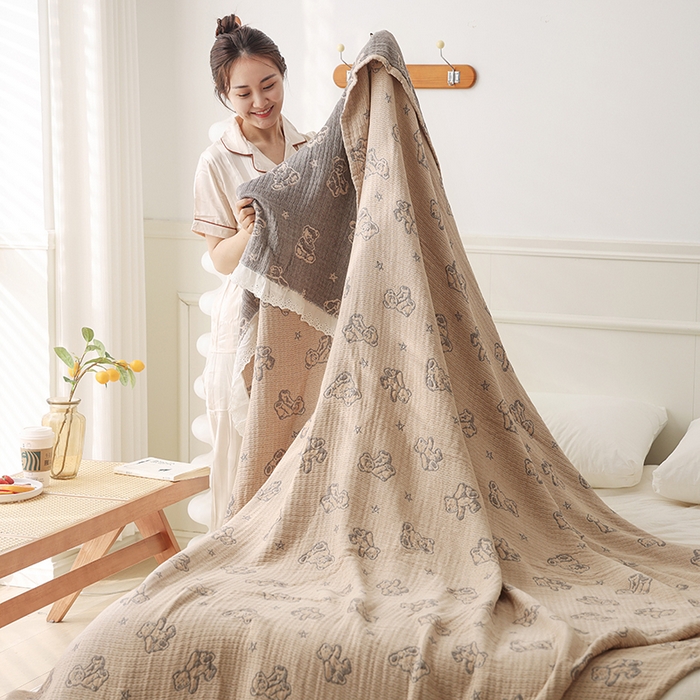 91家纺网 家纺一手货源 找家纺 朴尔家纺-毛巾被 2026春夏新款韩式花边纯棉竹纤维加大成人纱布毛巾被夏被夏凉被空调被 玩具熊-咖毛巾被