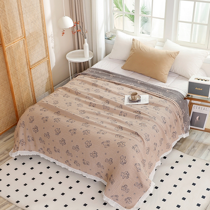 91家纺网 家纺一手货源 找家纺 朴尔家纺-毛巾被 2026春夏新款韩式花边纯棉竹纤维加大成人纱布毛巾被夏被夏凉被空调被 玩具熊-咖毛巾被