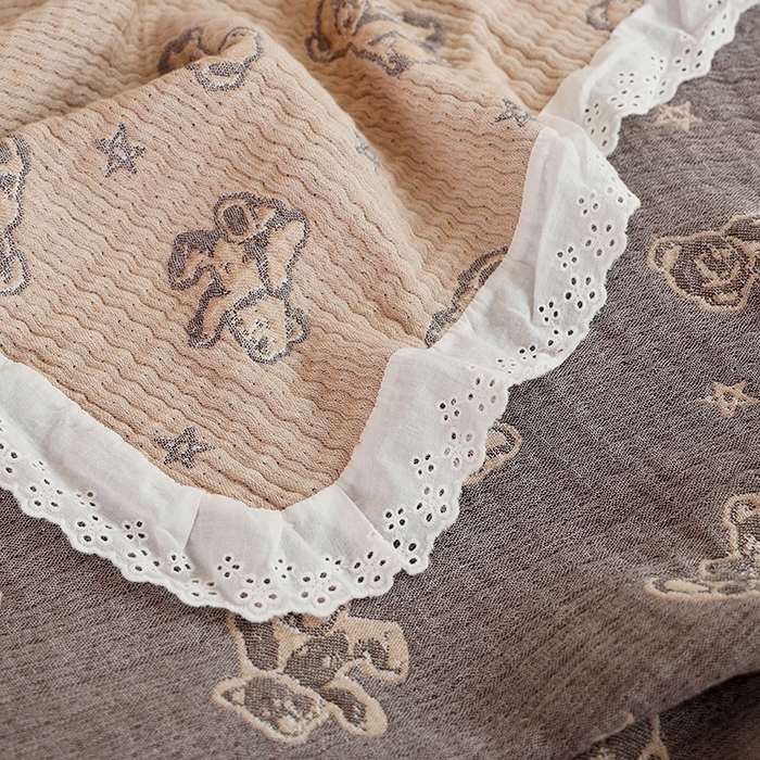 91家纺网 家纺一手货源 找家纺 朴尔家纺-毛巾被 2026春夏新款韩式花边纯棉竹纤维加大成人纱布毛巾被夏被夏凉被空调被 玩具熊-咖毛巾被