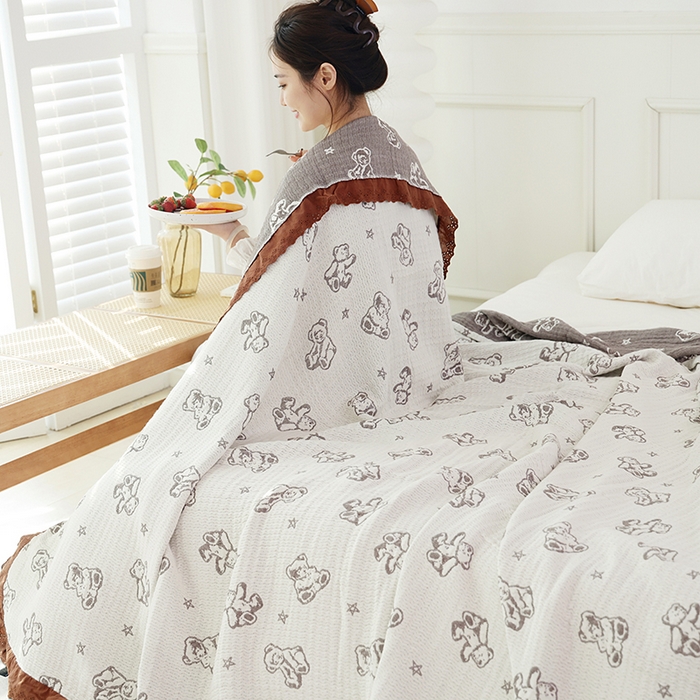 91家纺网 家纺一手货源 找家纺 朴尔家纺-毛巾被 2026春夏新款韩式花边纯棉竹纤维加大成人纱布毛巾被夏被夏凉被空调被 玩具熊-米白毛巾被