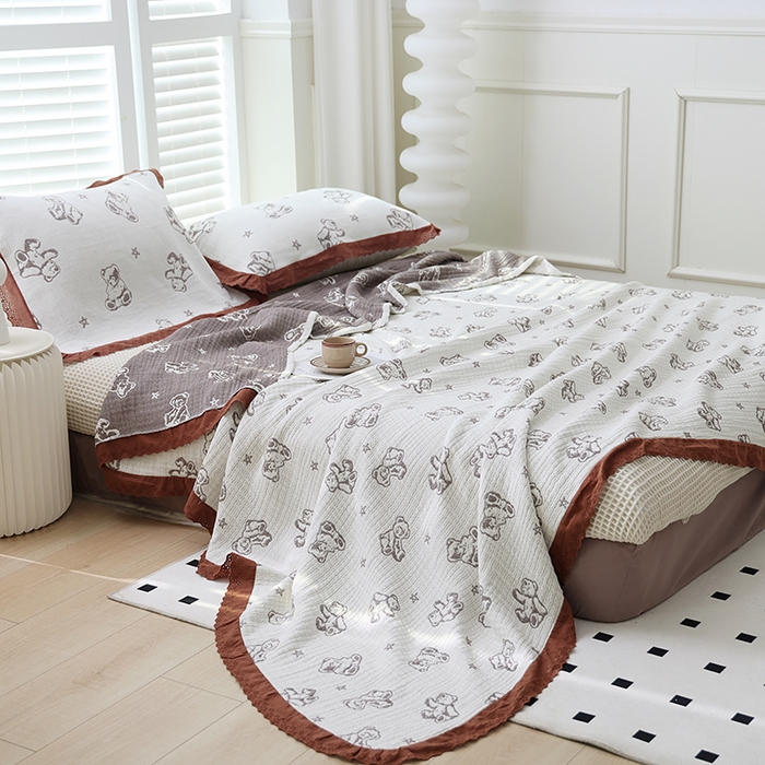 91家纺网 家纺一手货源 找家纺 朴尔家纺-毛巾被 2026春夏新款韩式花边纯棉竹纤维加大成人纱布毛巾被夏被夏凉被空调被 玩具熊-米白毛巾被